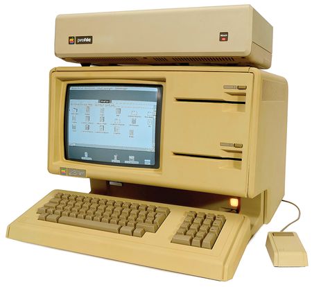 Lot #4050 Apple Lisa Computer with 'Twiggy' Drives, ProFile Hard Drive, Software, Manuals, and Printer - Image 1