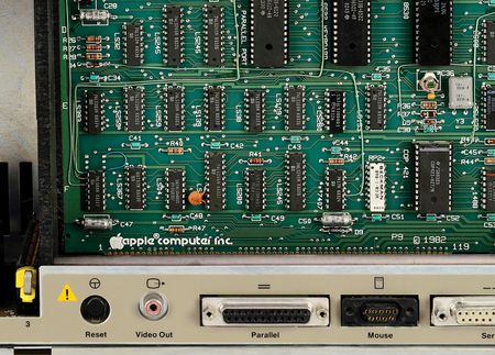 Lot #4050 Apple Lisa Computer with 'Twiggy' Drives, ProFile Hard Drive, Software, Manuals, and Printer - Image 10