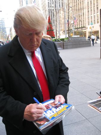 Lot #112 Donald Trump Signed Magazine - Sports Illustrated: 