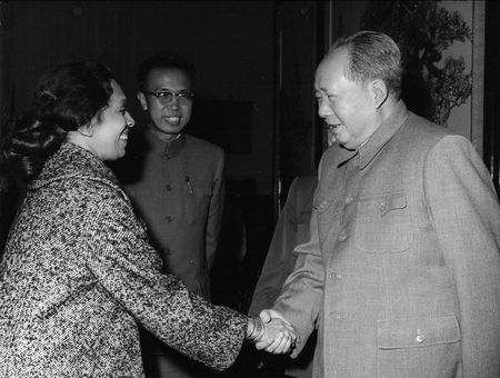 Lot #4023 Mao Zedong Historically Important Signed Book: Quotations from Chairman Mao (The Little Red Book) - Autographed for the Wife of Pakistan's Foreign Minister, with Photo Proof - Image 9