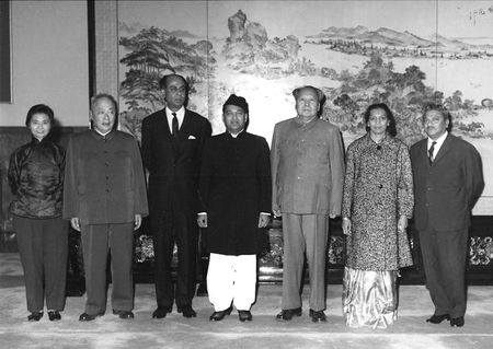 Lot #4023 Mao Zedong Historically Important Signed Book: Quotations from Chairman Mao (The Little Red Book) - Autographed for the Wife of Pakistan's Foreign Minister, with Photo Proof - Image 10