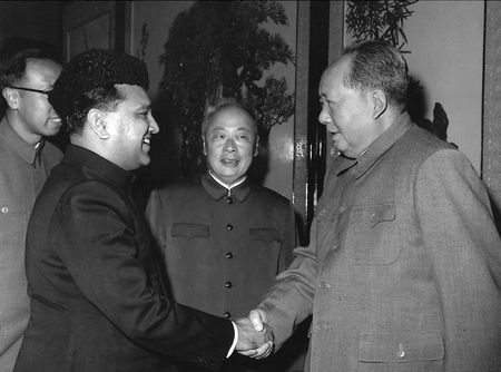 Lot #4023 Mao Zedong Historically Important Signed Book: Quotations from Chairman Mao (The Little Red Book) - Autographed for the Wife of Pakistan's Foreign Minister, with Photo Proof - Image 11