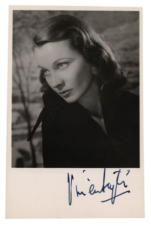 Lot #831 Vivien Leigh Signed Photograph with Gone With the Wind Program - Image 1
