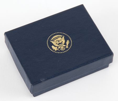 Lot #286 Donald Trump Presidential Gift - POTUS Seal Cufflinks (Square) - Image 3