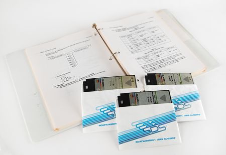Lot #6047 Apple Lisa Pascal Pre-Release Beta Reference Manual with (3) Pascal 'Twiggy' FileWare Disks - Image 1