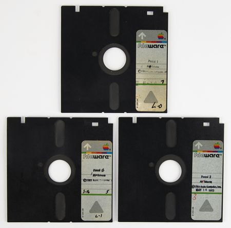 Lot #6047 Apple Lisa Pascal Pre-Release Beta Reference Manual with (3) Pascal 'Twiggy' FileWare Disks - Image 3