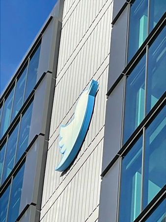 Lot #6320 Twitter Inc. Official 'Bird Logo' Fascia Sign - An Iconic Fixture from the Company?s Market Square Headquarters in San Francisco - Image 2
