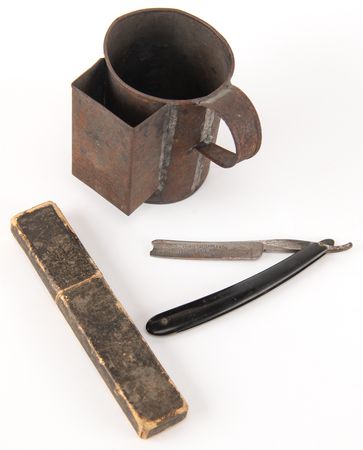 Lot #458 Civil War: Union's Soldier's Shaving Mug and Razor - Image 1