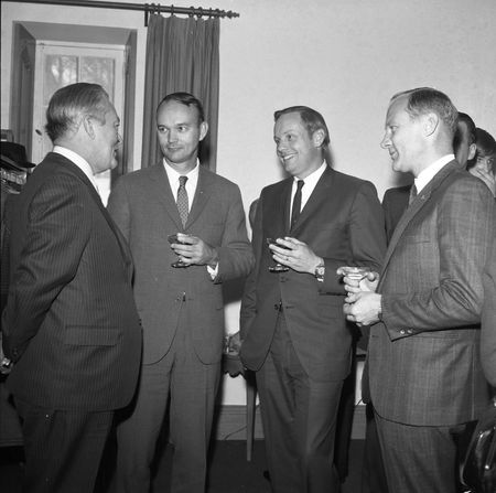 Lot #7000 Neil Armstrong's Omega Speedmaster Professional 18K Gold 1969 Apollo 11 Commemorative Watch - Image 9