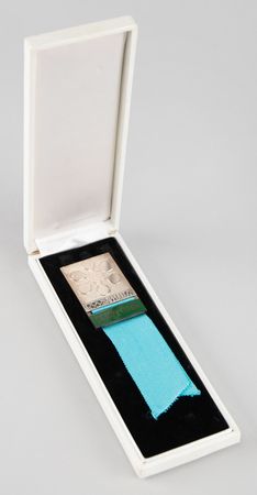 Lot #3238 Sapporo 1972 Winter Olympics Competitor's Badge for Ice Skating/Hockey - Image 4