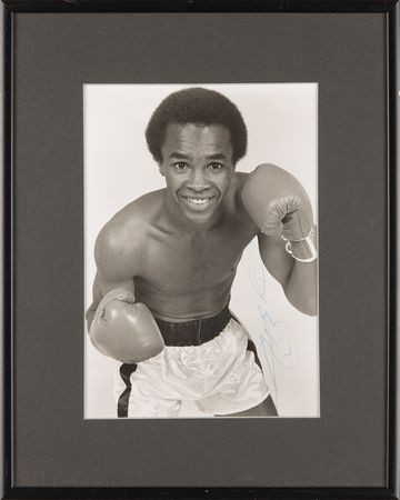 Lot #728 Sugar Ray Leonard Signed Photograph - Image 1