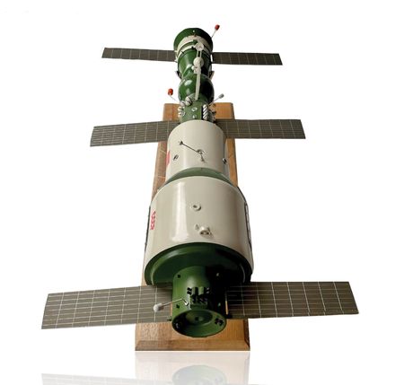 Lot #8609 Salyut 1 Space Station and Soyuz 11 Spacecraft Model - Image 3