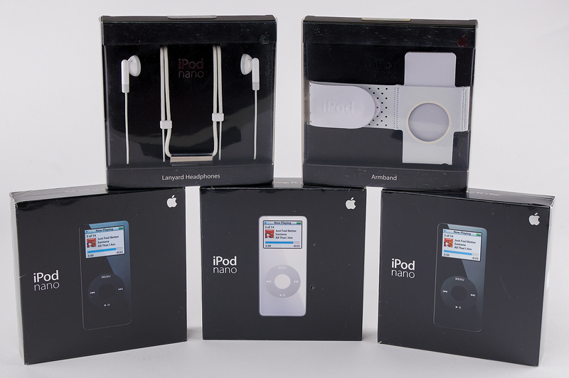 Lot 6083 Apple iPod Nano Collection (3) (1st Generation, Sealed - 2GB (Black, White) and 4GB (Black))
