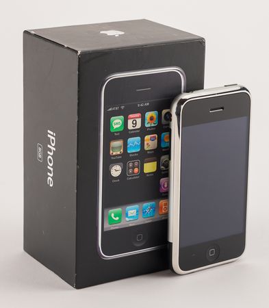 Lot #6088 Apple iPhone (1st Generation, 4GB), Jailbroken by Hacker Geohot - Image 2