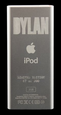 Lot #6084 Apple iPod Nano (2nd Generation, Limited Bob Dylan Edition, #67/200 - 2GB) - Image 4