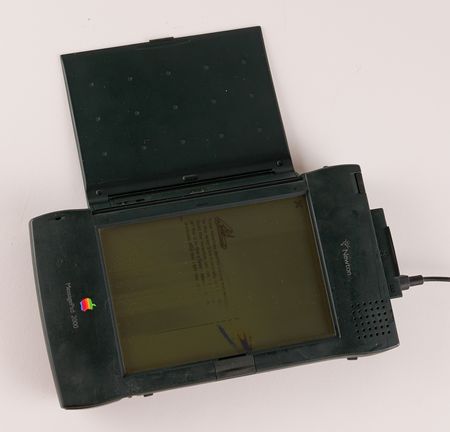 Lot #6067 Apple Newton MessagePad 2000 (Employee Issued - Higher Education) - Image 3