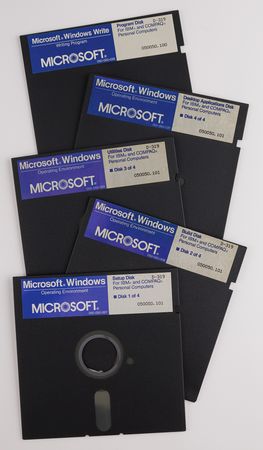 Lot #6167 Bill Gates Signed ?User?s Guide? for Microsoft Windows 1.0 - Obtained at the 1985 COMDEX Convention - Image 4