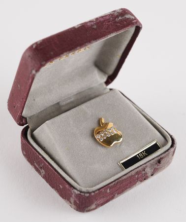 Lot #6202 Apple Computer Employee Service Award Pins (3) - 5, 10, and 15-Year Gold and Diamond Pins - Image 4