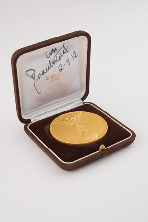 Lot #3331 International Amateur Athletic Federation (IAAF) 70th Anniversary Medal (1982) with Case Signed by President Primo Nebiolo - Image 4
