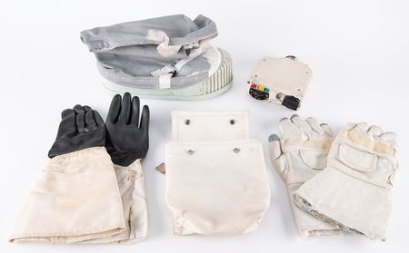 Lot #264 Apollo A7LB Educational Mock-Up EVA Spacesuit Ensemble - Image 3