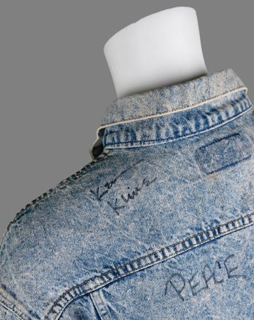 Lot #682 River Phoenix Signed Levi's Denim Trucker Jacket - Image 4