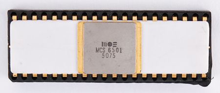 Lot #4199 MOS MCS6501 Microprocessor Chip and Manuals - The Withdrawn 1975 Processor from the Birth of Affordable Computing - Image 2