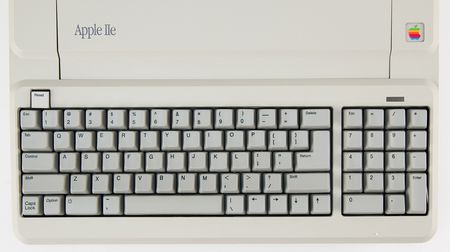 Lot #4057 Apple IIe Platinum Computer - New, Unused in Original Factory Packaging with Original Box and Documentation - Image 3