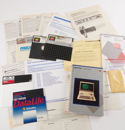 Lot #4058 Apple III Plus Complete 256K Computer System with Monitor III, Software, and Documentation - Image 9