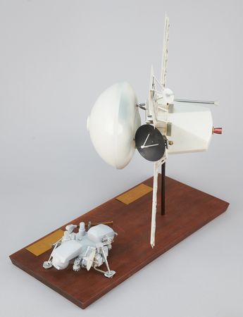 Lot #6459 Viking Orbiter and Lander Model Display - Image 4