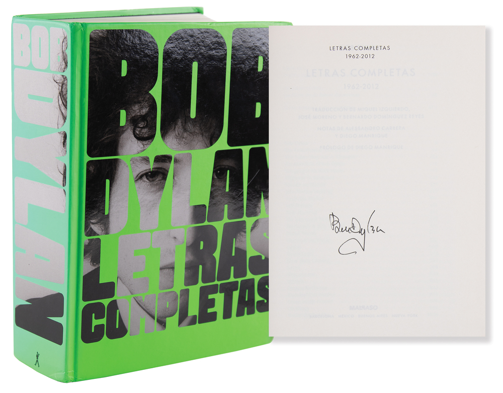 Lot 662 Bob Dylan Signed Book - Letras Completas, 1962–2012